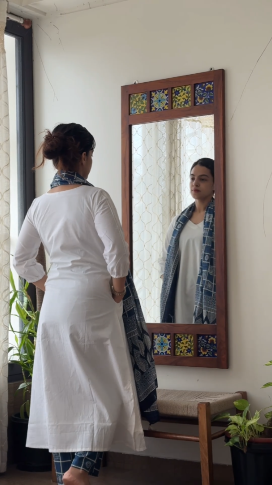 Classic White & Indigo Kurta Set with Duppatta (With Lining) Product Code : D132
