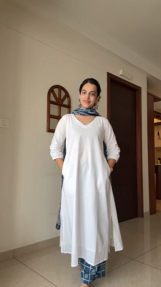 Classic White & Indigo Kurta Set with Duppatta (With Lining) Product Code : D132