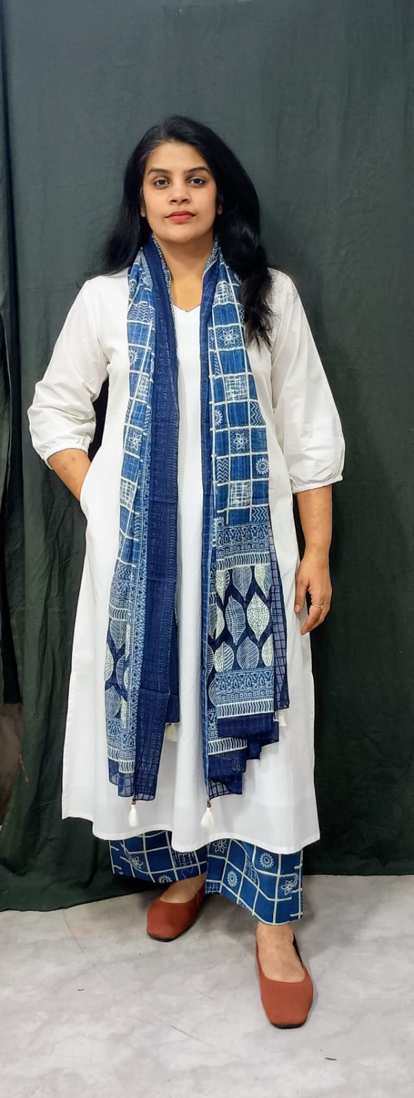 Classic White & Indigo Kurta Set with Duppatta (With Lining) Product Code : D132