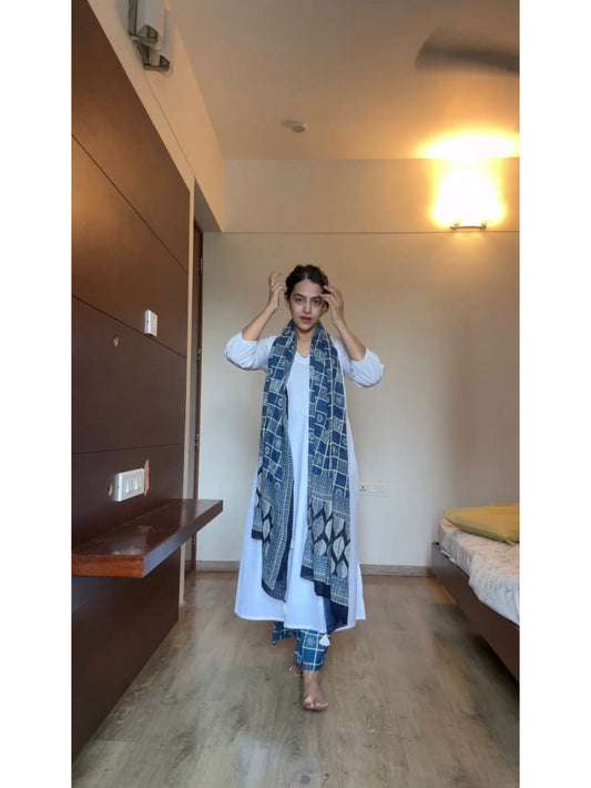 Classic White & Indigo Kurta Set with Duppatta (With Lining) Product Code : D132